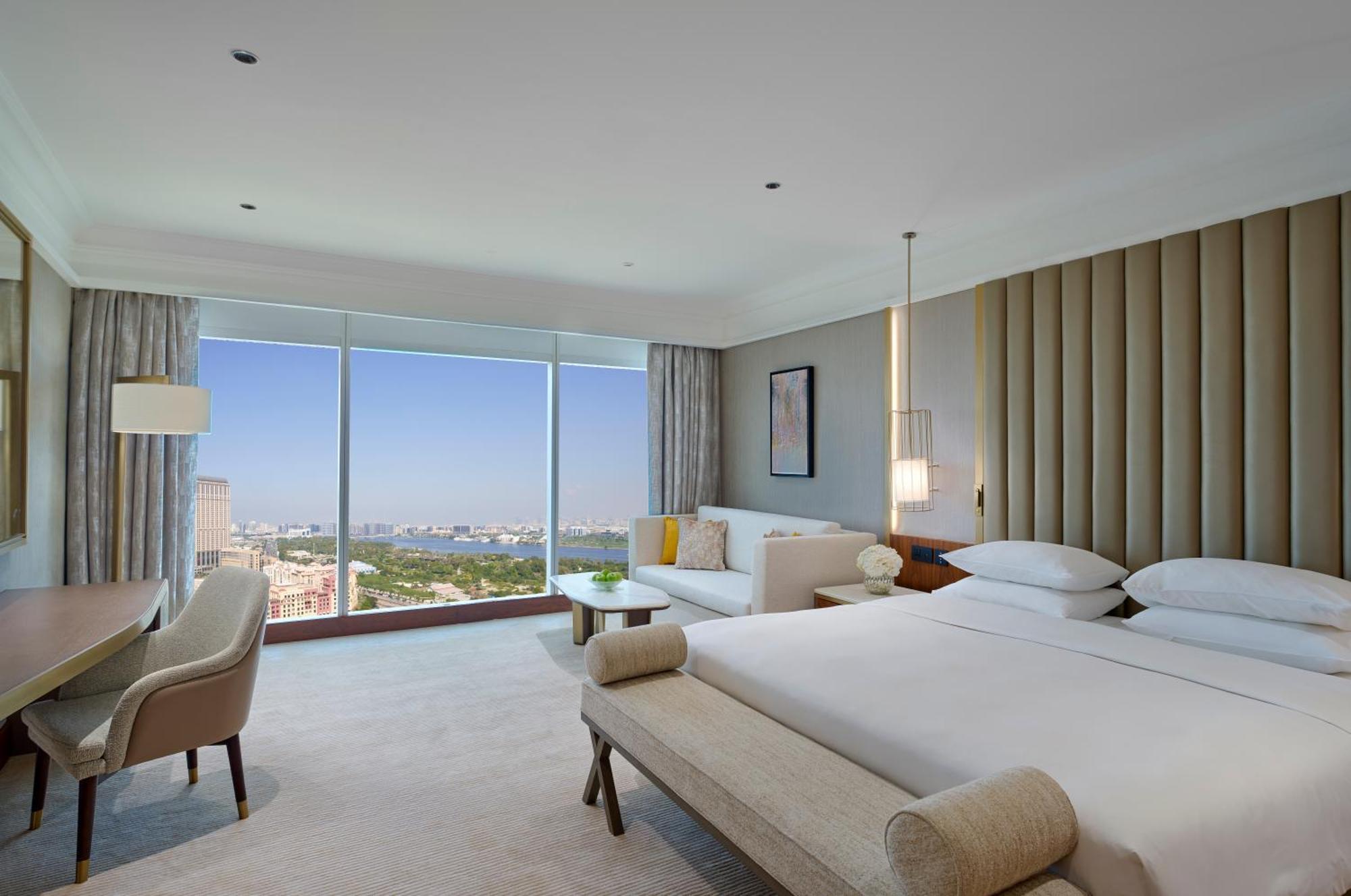 Apartament typu Grand Suite NYE Experience z obowiązkową opłatą za uroczystą kolację w wysokości 1600 AED za osobę dorosłą i 800 AED za dziecko